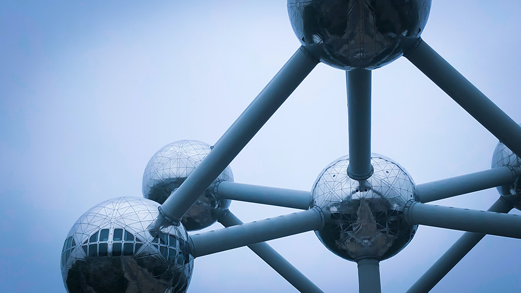 Photo_by_Raphael_Biscaldi_on_Unsplash_-_400x400.jpg