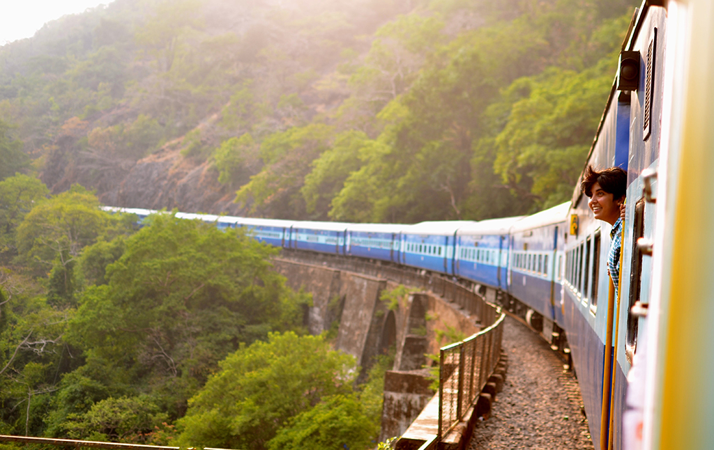 Z_vlakom_v_svet_-_Hop_on_train_-_Photo_by_JK_on_Unsplash.jpg