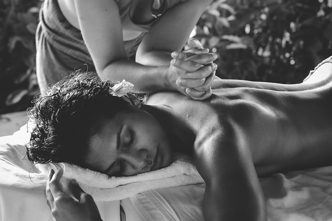 Masaze_na_potovanjih_-_Massages_on_trips_-_Photo_by_Ale_Romo_Photography_on_Unsplash_1.jpg