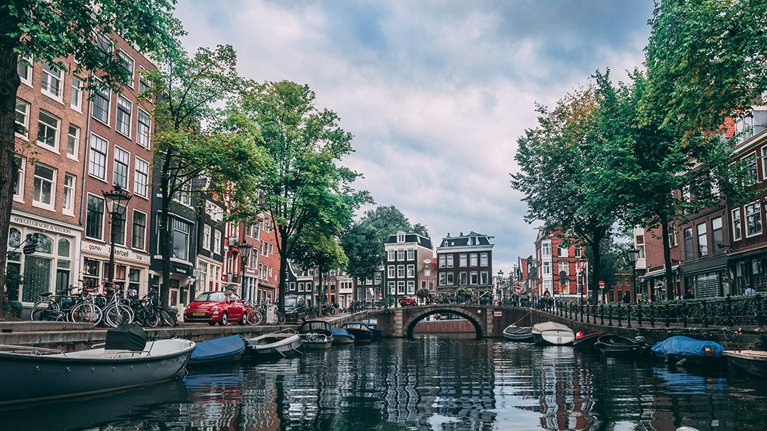 Potepanje_po_Amsterdamu_-_Wandering_around_Amsterdam_-_Photo_by_Chait_Goli_from_Pexels.jpg