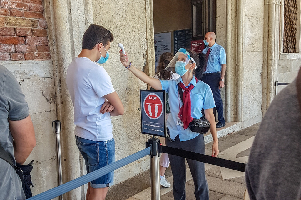 Potovanje_v_casu_korone_-_Travel_at_the_time_of_the_coronavirus.jpg