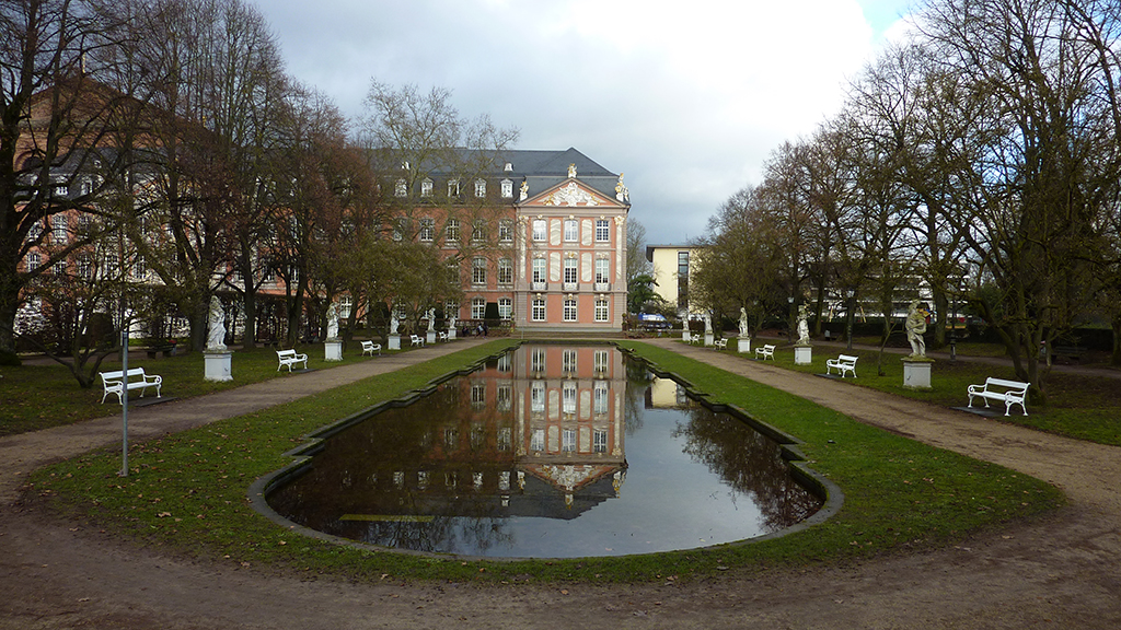Potovanje_po_Evropi_-_Traveling_in_Europe_-_Dvorec_v_mestu_Trier.JPG