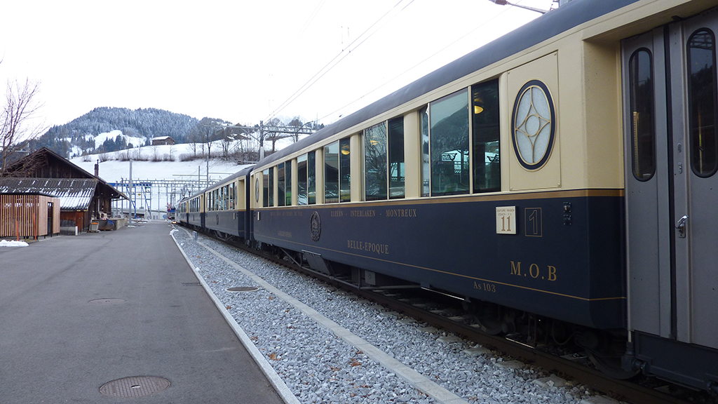 Potovanje_po_Evropi_-_Traveling_in_Europe_-_Vlak_na_liniji_Golden_Pass_Line.JPG