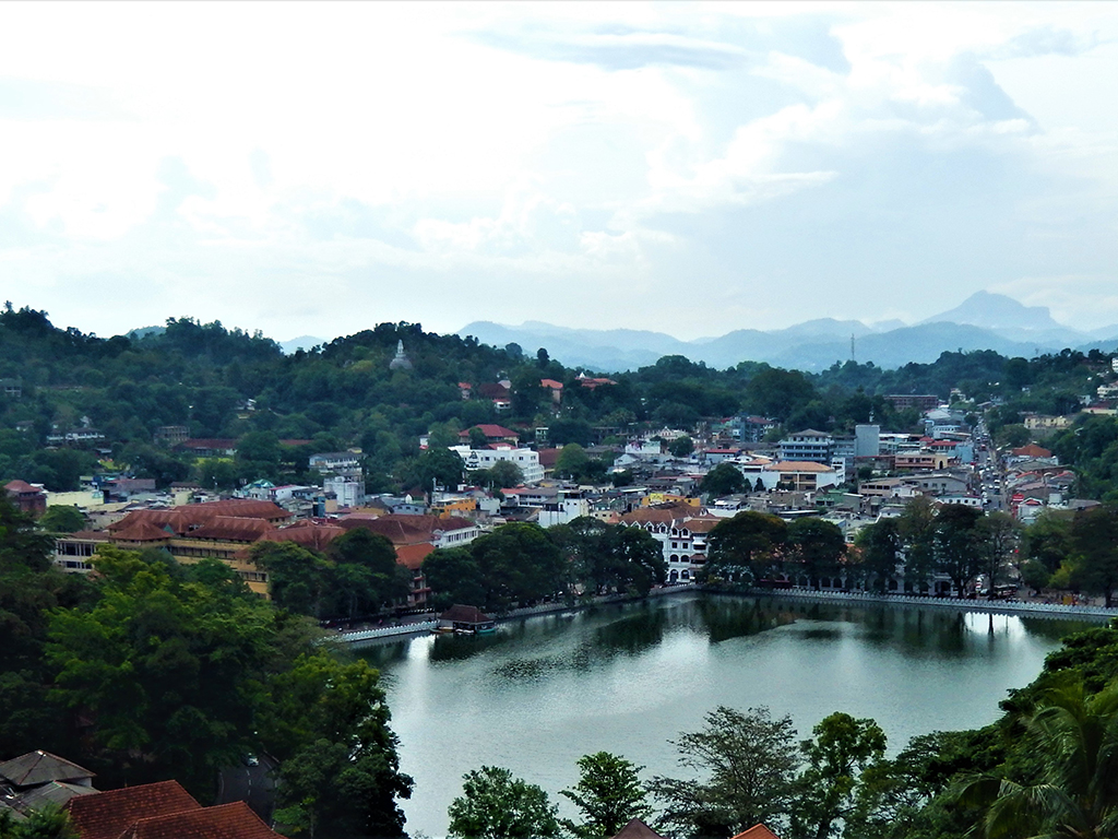 Kandy_and_the_lake_.jpg