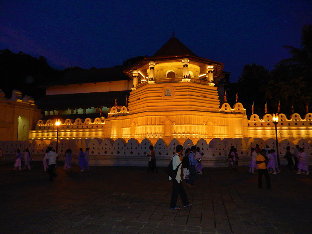 Kandy_temple_of_the_Buddha_tooth.jpg