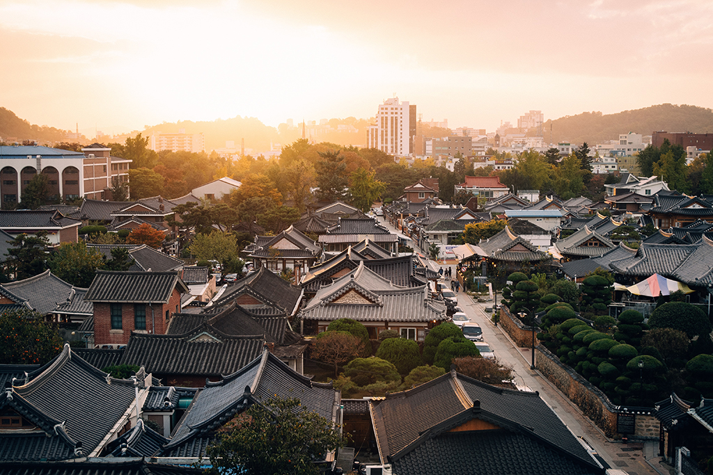 Jeonju_Korea_-_Photo_by_rawkkim_on_Unsplash.jpg