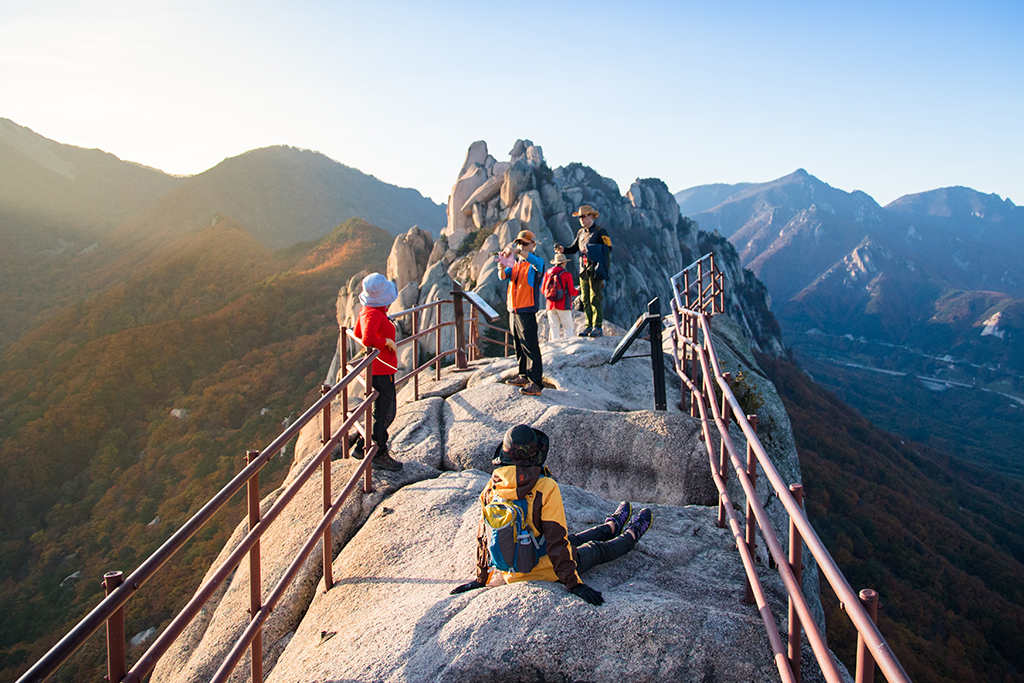 Seoraksan_National_Park_-_Photo_by_Mirko_Blicke_on_Unsplash.jpg