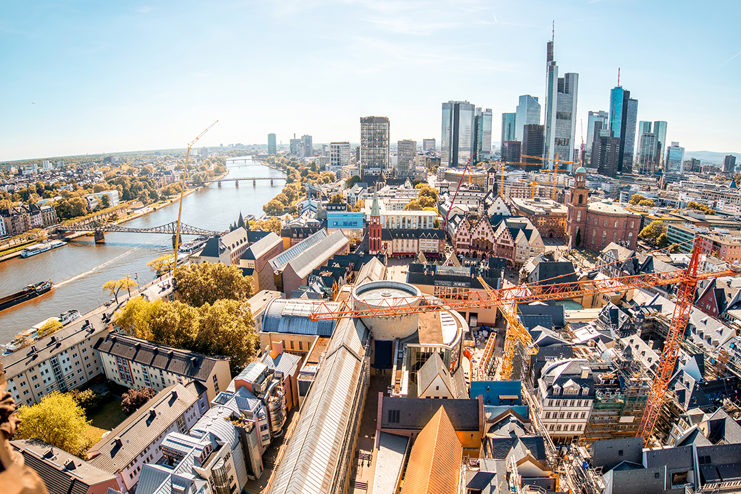 02_-_Ogled_znamenitosti_v_Frankfurtu_-_Things_to_do_in_Frankfurt_-_Envato.jpg