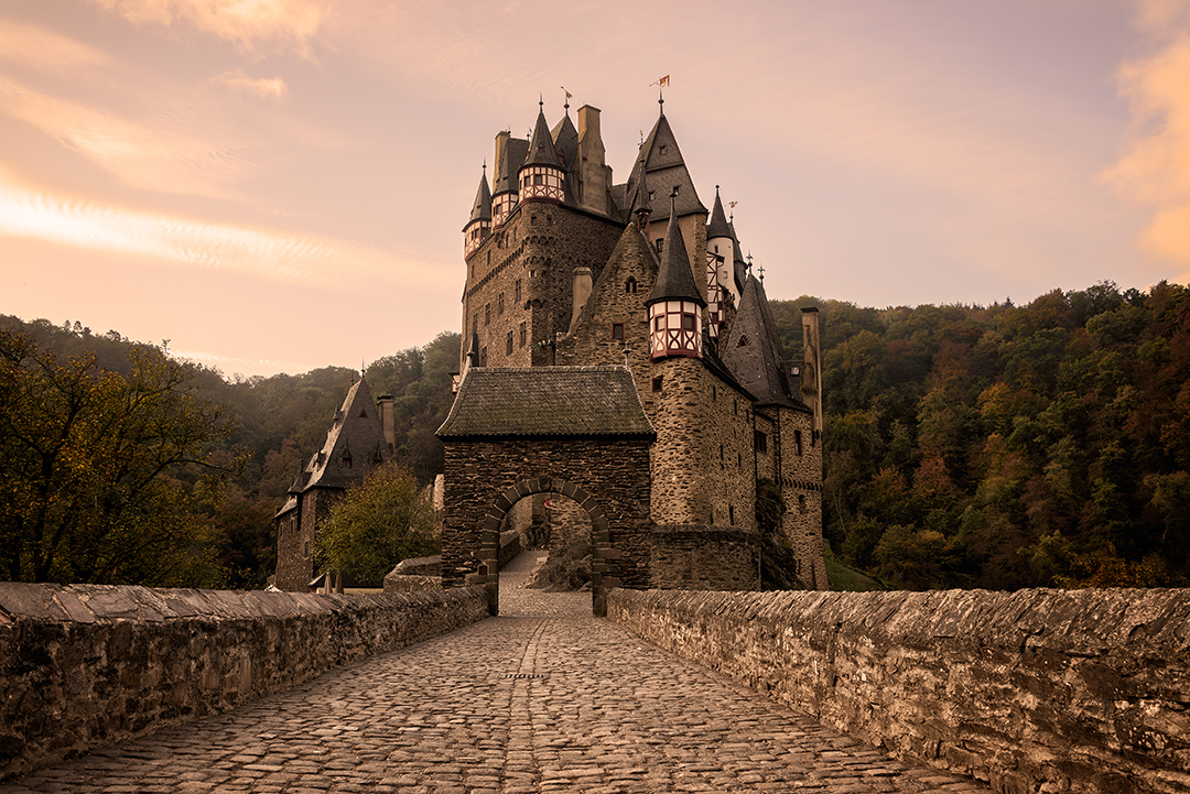 06_-_Ogled_znamenitosti_v_Frankfurtu_-_Things_to_do_in_Frankfurt_-_Envato.jpg