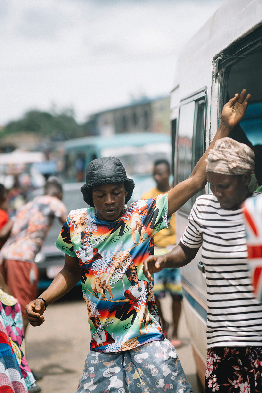 02_Kulturni_sok_v_Siera_Leone_-_Culture_shock_in_Sierra_Leone_-_Photo_by_Random_Institute_on_Unsplash.jpg