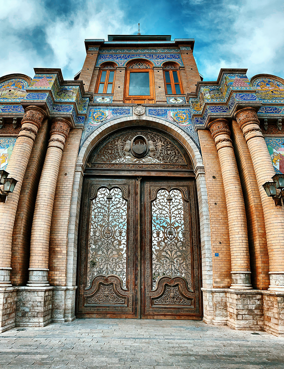 05_Popotniski_nasveti_za_potovanje_v_Teheran_-_Travel_tips_for_traveling_to_Tehran_-_Photo_by_Melika_Parand_on_Unsplash.jpg