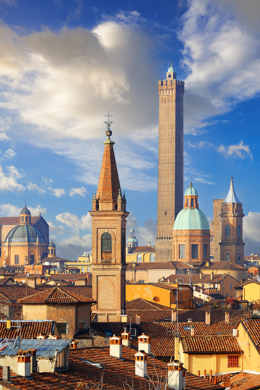 04_Nasveti_za_potovanje_v_Bologno_-_Tips_for_traveling_to_Bologna_-_ENVATO.jpg