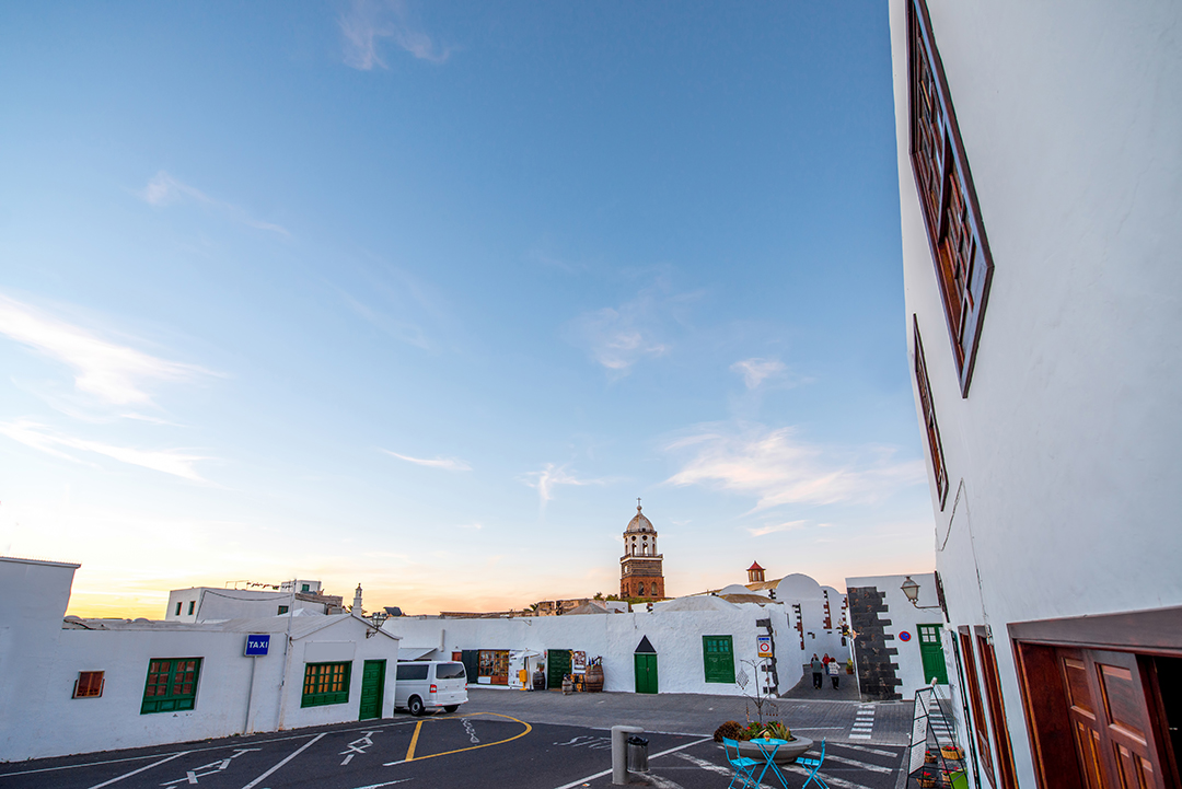 06_Raziskovanje_vulkanskega_otoka_Lanzarote_-_Exploring_the_volcanic_island_of_Lanzarote_-_ENVATO.jpg