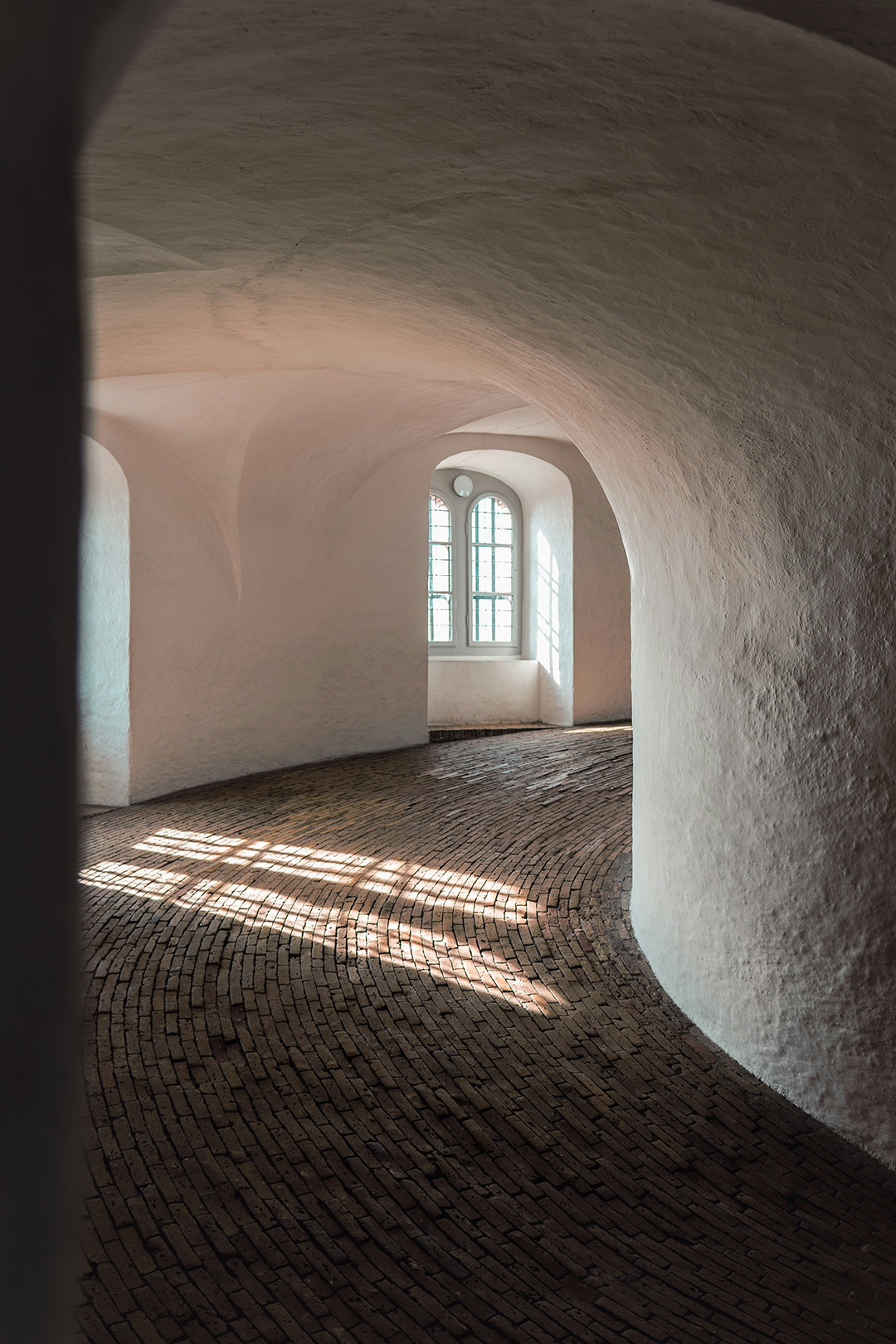 06_Vodnik_po_Kobenhavnu_-_Copenhagen_guide_-_Photo_by_Marco_DAbramo_on_Unsplash.jpg