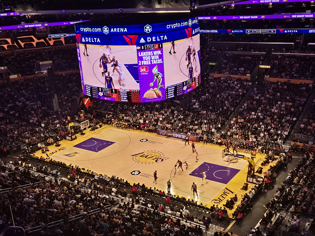 Pogled na polno dvorano Crypto.com Arena med košarkarsko tekmo Los Angeles Lakers, eno najbolj prepoznavnih športnih ekip v ZDA.