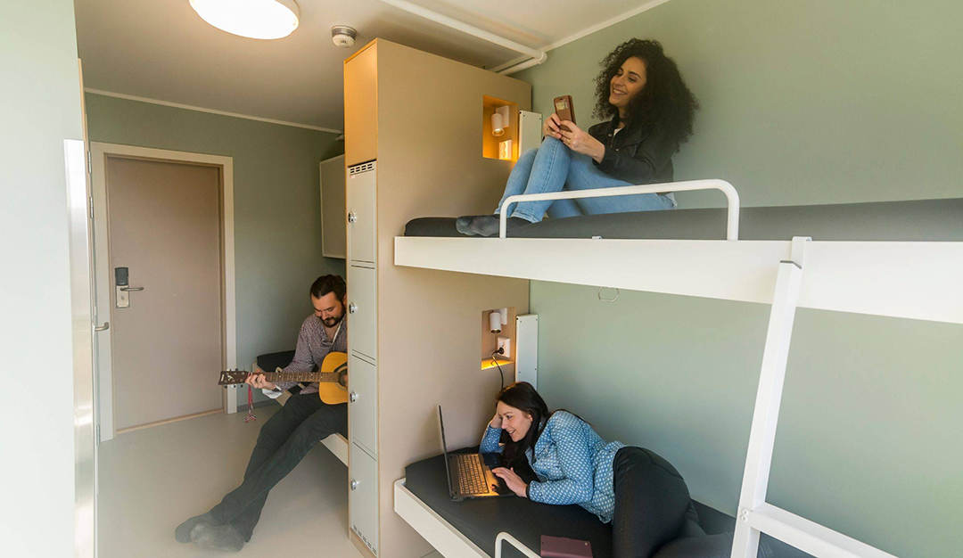 Udobna večposteljna soba v Hostlu Montana, priljubljena izbira popotnikov v Bergnu.