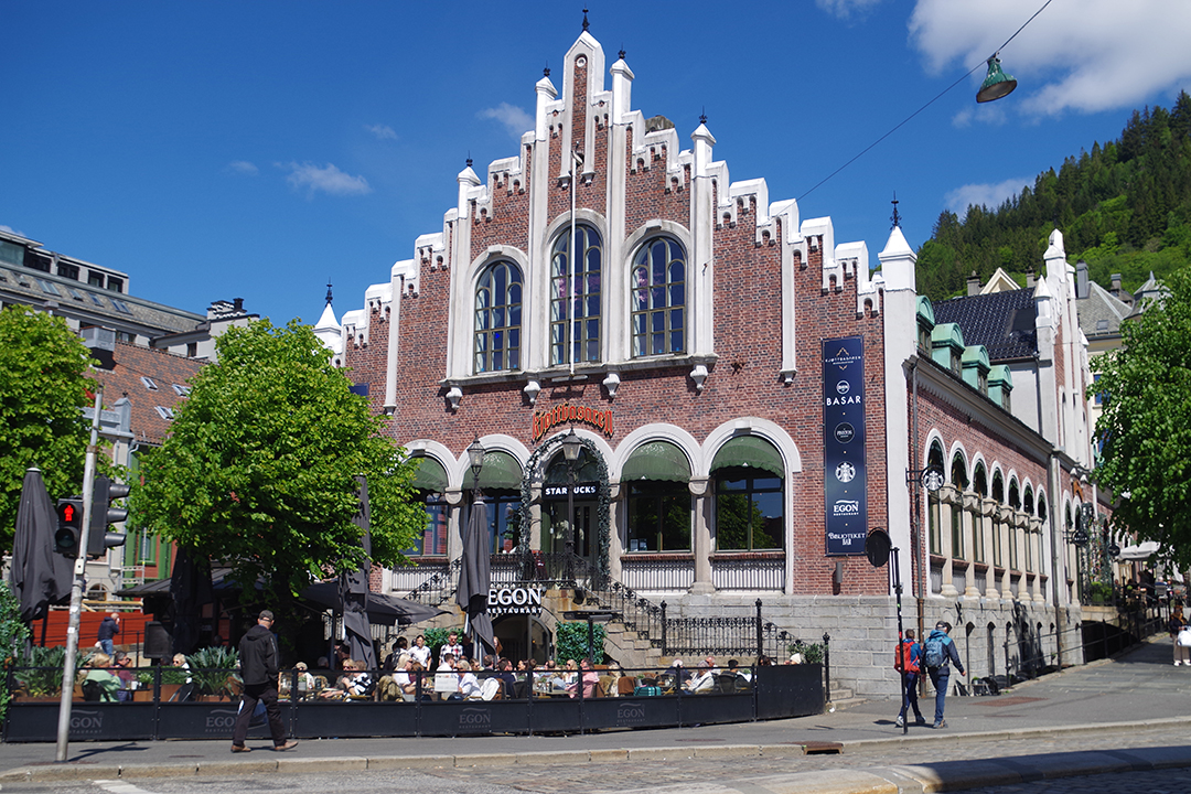 Zgodovinska arhitektura Bergna, ki prikazuje živahno kulturno dediščino mesta.